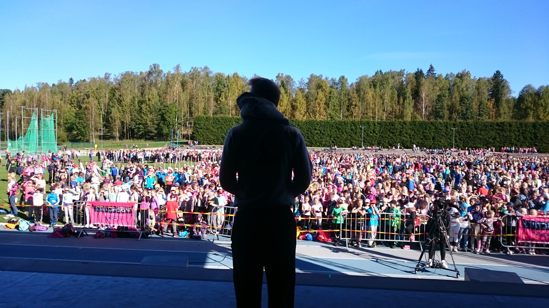 Ville Valkonen ohjaamassa suurtapahtumaa yli 3 000 peruskoululaiselle.